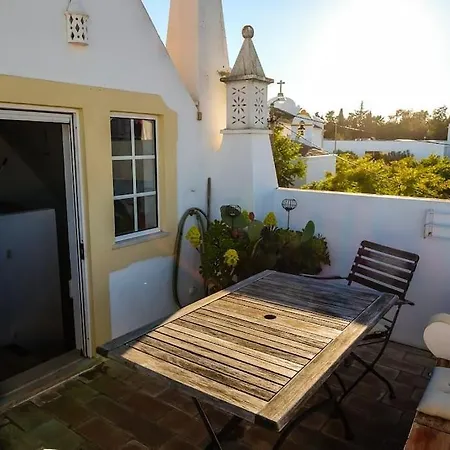 The Yellow House * タヴィラ